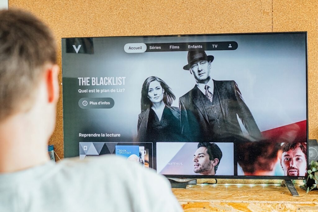 Interface du catalogue VOD et streaming 4K UHD sur écran Smart TV